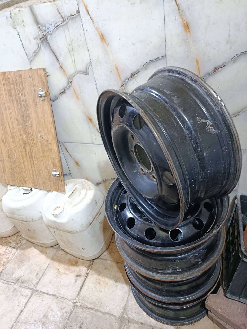 السلام عليكم شباب
وياله للبيع حجم ١٦ مال كرنفال  
نضيفات
فقط واحد منهم بي عواج قليل وجان ما مأثر بسياره 
بدلتهم بويل كب 
سعر (٧٥) مكان واسط
+9647891617494


**إذا كنت صاحب هذا الإعلان وتريد حذفه لأي سبب، رجاءا أرسل رسالة إلى الدعم الفني**