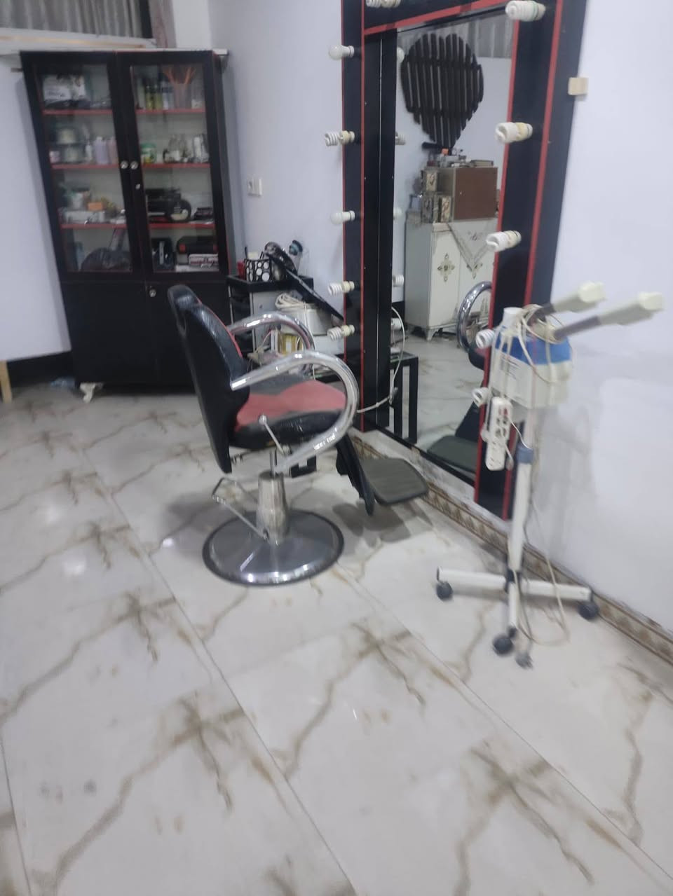 غراض صالون للبيع قيم واخذ. *********** مكان دوميز سايدين ٥٥
قرب صيدليه الزين
