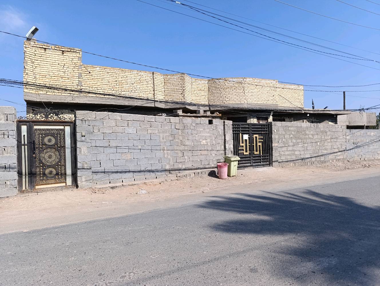 عنوان كربلاء المقدسة  قرب مدينه الزائرين 
مساحه البيت 350 متر 
طابو عثماني سند25 اتصل عالرقم ‏‪0781 248 2543‬‏ واعرف تفاصيل من صاحب البيت 