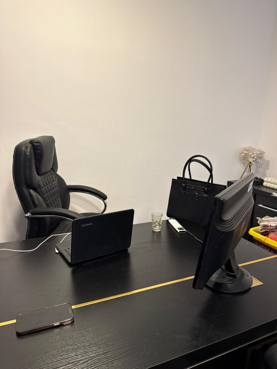 مكتب السعر 200 ، كرسي كبير 85 ، كرسي صغير 40 ، طبلة وسطيه 40
للاستفسار *********** المكان بغداد كفاءات السيديه
