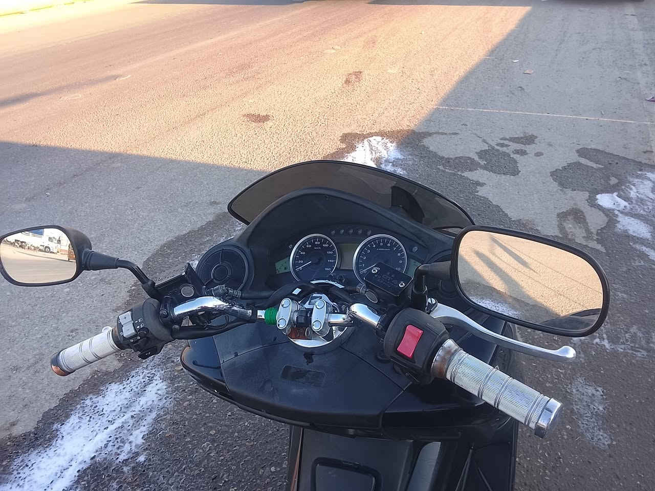 السلام عليكم فورزا صفر عشره كير شغال 
كلوب بالجنطه امبيثري شغال مرايات البلادي مكينه جديده قبل 3اشهر شادها تايرات جدد شادهن بك لايت كرستال كلشي بيها شغال بيها بعض الملاحظات وبيه نقص تريش اليم الاستان الحساس السعر مليون و700وبيها مجال للشراي الرقم ***********
