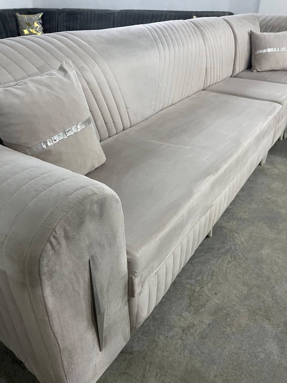 سەرەتا بەناوی خوای گەورەو میهرە بان 
ئەم تاقمە L بۆ فرۆشتن  
بێعەیبە زۆر پاکوو خاوێنە 📦
نەخش کۆم پیوتەریە تابڵیی جوانە 
ژ.م ***********
