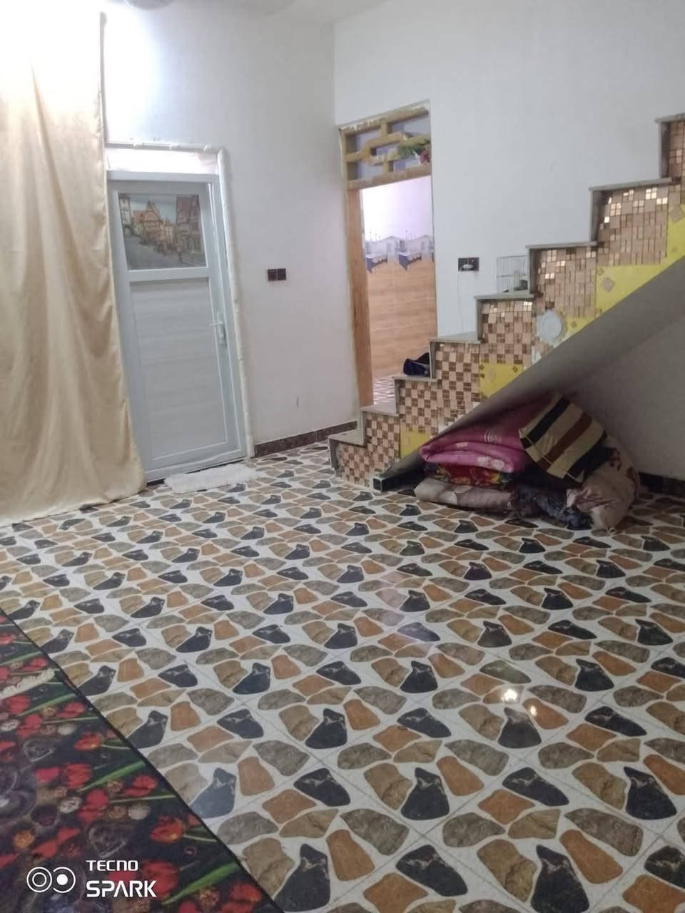 سلام عليكم بيت للبيع بحي الاسرى زراعي بشارع الحسينيه ام الحسن مساحه 150متر يحتوي على غرفتين نوم وصاله مطبخ وستقبال وطرمه جبيره الاستفسار عل خاص او رقم ***********
