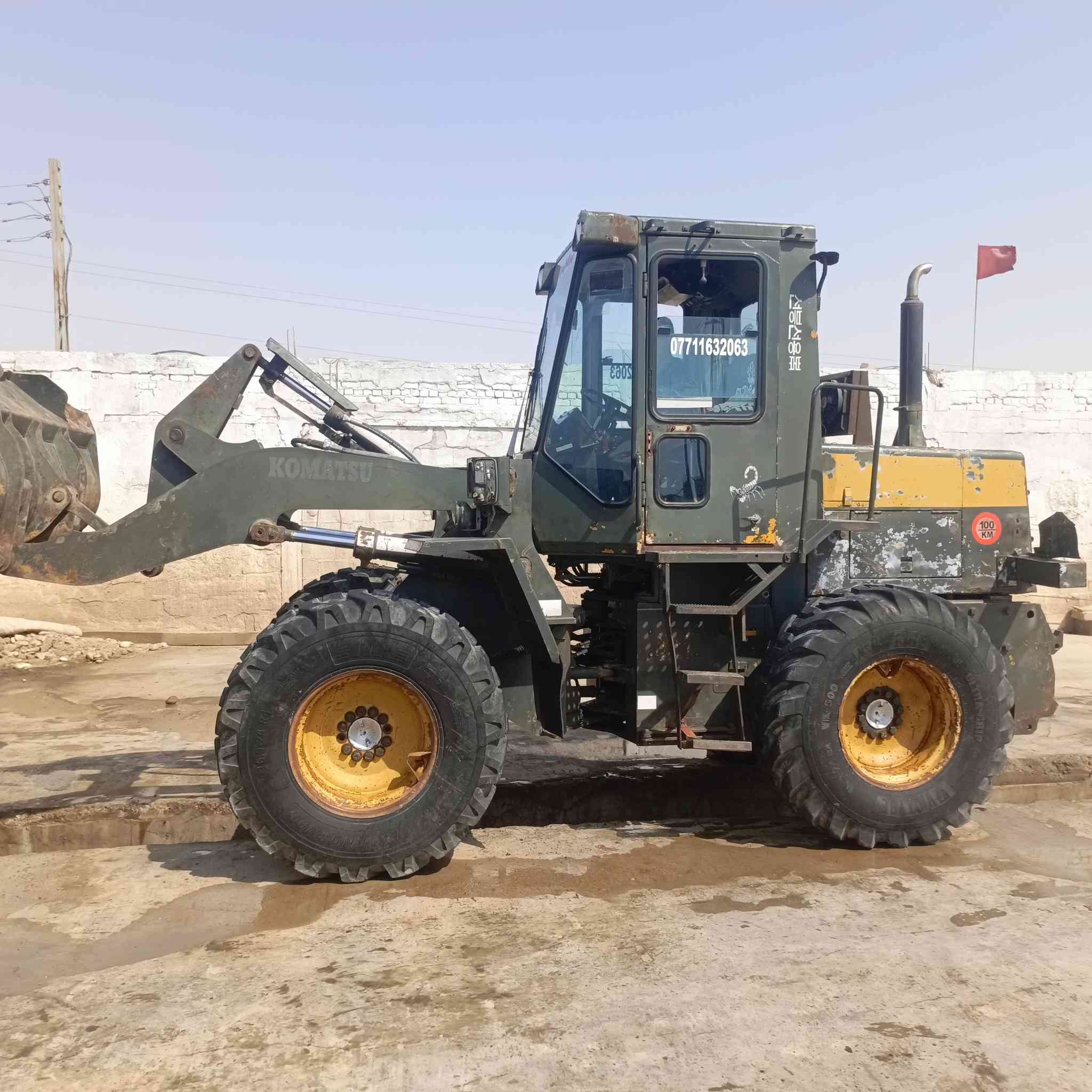 شفل كوماتسو حجم 100/مكينه 6جديد 2008اصل واسط سعر 200//***********
