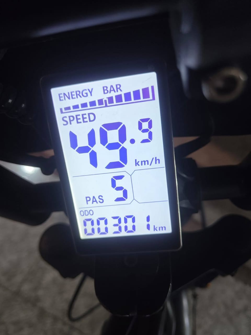السلام عليكم
🚲 دراجة شحن كهربائية Eeeza R1ZCC
⚡ المحرك:
750 واط (قوة كهربائية)
عدد السرع
5 سرع 
🚀 السرعة القصوى:
تصل إلى 50 كم/ساعة (حسب الوزن )
🔋 البطارية:
ليثيوم 48 فولت – سعة 12 أمبير
✔ قابلة للإزالة للشحن
🛣️ المدى:
تقريباً 60 كم لكل شحنة كاملة
🛞 الإطارات:
عريضة (Fat Tires) مقاس 20 × 4.0 إنش
✔ ثبات قوي على الطرق الترابية والمبللة والممهدة
المسافه المقطوعة :301k
موقع الدراجة بغداد 
للإستفسار يرجى الاتصال على الرقم
هــ +964 ***********
