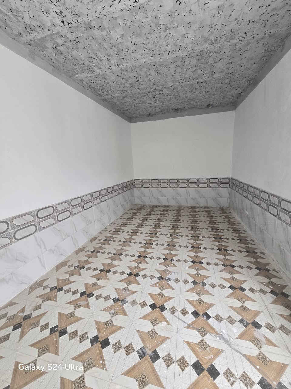 بيت لبيع بشارع المطار الجديد يم سكلت الجنابي المساحه ١١٠متربس بل مكاتبه ١٠٠متر  يحتوي على غرف ٣ وحده منهن صغيره وصاله ومطبخ وستقبال ومكشوفه وصحيات وطارمه السعر ٢٤ وبي مجال   للستفسار *********** مكتب بركات ام البنين قرب مثلجات سنبله
