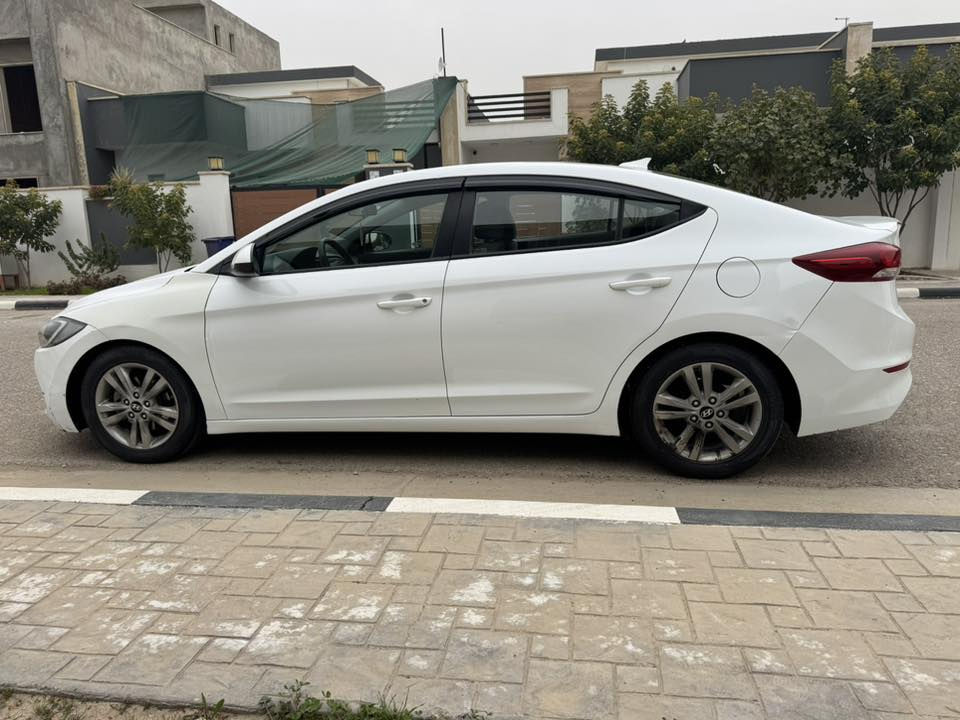 السلام عليكم
النترا امريكي 2017 بيها قطعتين تبديل بنيد وجامرلغ بدون شواصي ماشيه 105 الف ميل السعر 120 مكان السيارة بعقوبة مجمع مكي 
***********
