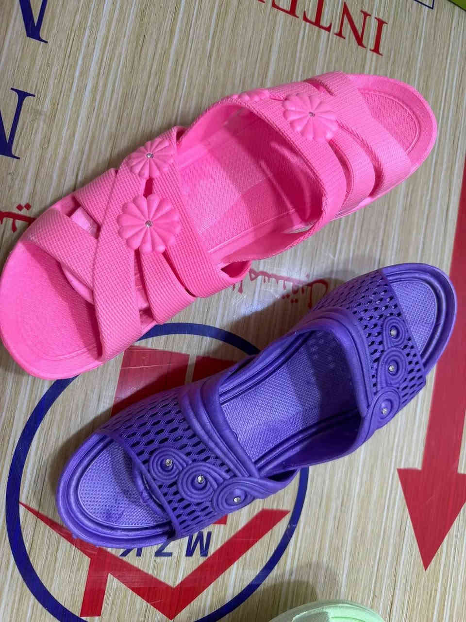 سلام عليكم
تكرمون نعال لاستيك نسائي قياسات كامله
سعر الدرزن ١٥ الفتواصل واتساب ***********
