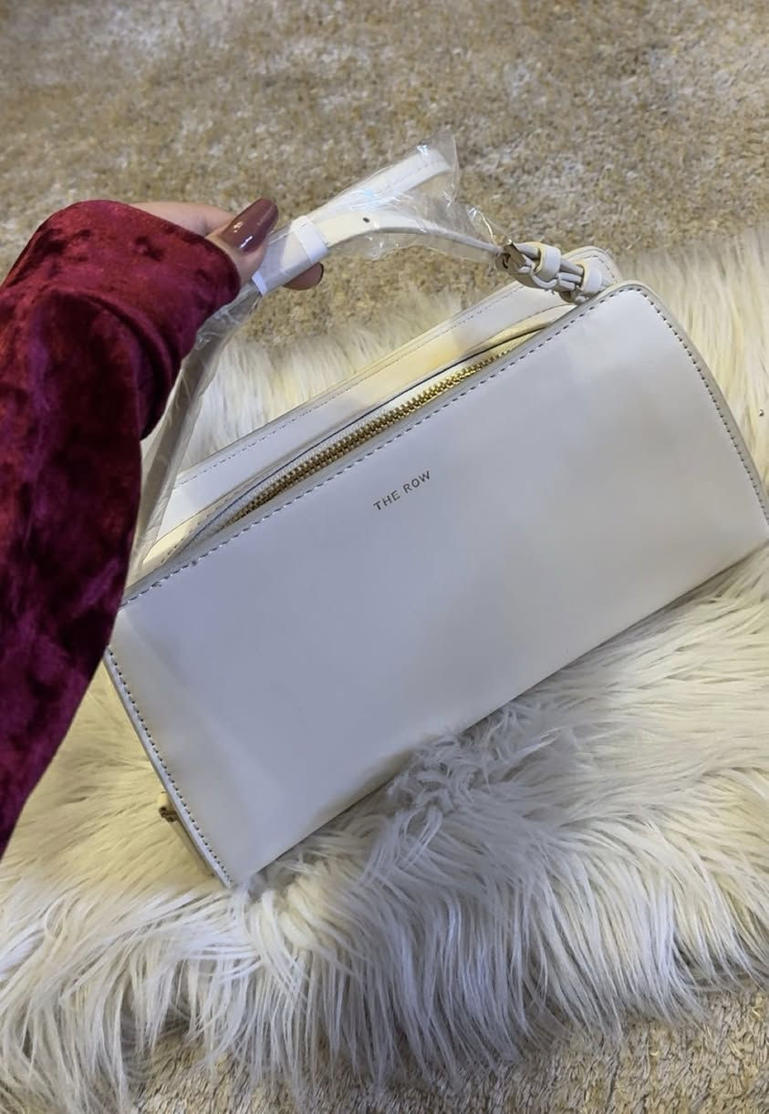حقيبه ماركه THE ROW صنع في lTALY
فخامه هادئه تحجي عن نفسها🤍✨


**إذا كنت صاحب هذا الإعلان وتريد حذفه لأي سبب، رجاءا أرسل رسالة إلى الدعم الفني**