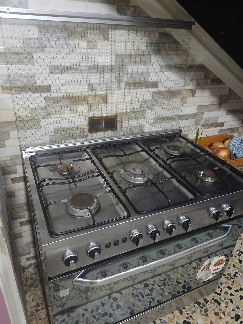 للبيع طباخ فرش مصري نضيف شرط الشغل المكان كربلاء لتواصل ***********
