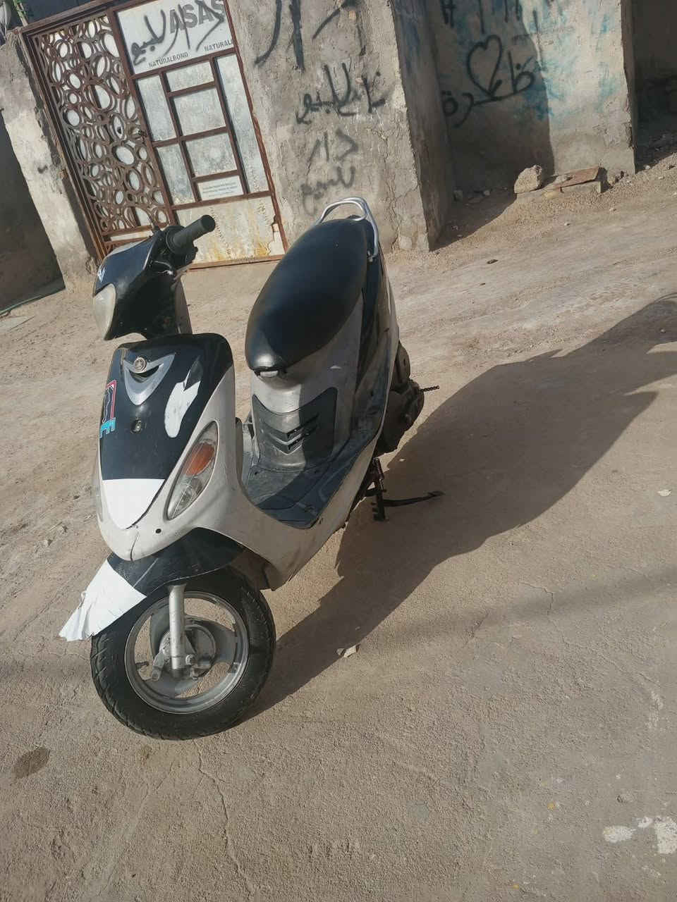 السلام عليكم
ماكس قجمه بلاديه 
كلشي شغال بس باتريها كاعد
دراجة هندر واحد مكينتها خرسه لا تبخير ولا نضوح
 مكان بصره امن داخلي
 سعر 550 وبيها مجال
***********
