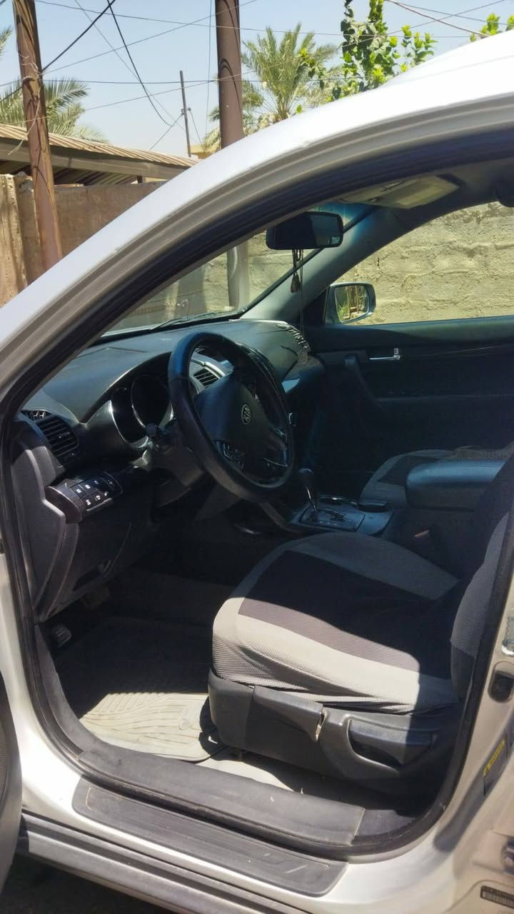 السلام عليكم.. سورينتو 2011للبيع محرك 2400دوش خير من الله هو والكير تبريد ثلج منظومه جديده تخم تاير بيها قطعتين كلير باب السائق والخلفه بدون ايرباك سياره استخدام شخصي سونارها موجود السعر 128...للاتصال او واتساب ***********
