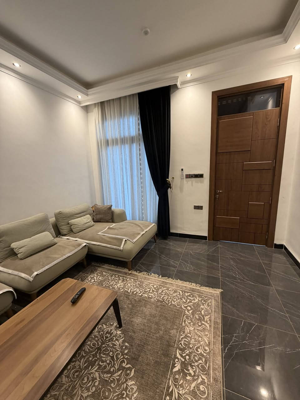 كافة التفاصيل وادقها مذكورة للاستفسار فقط الجاد بالشراء بدون أحراج 
دار  ركن 218 متر  في منطقة مجمع الوثبة   داخل المجمع يعني زراعي سند 25
 المنطقة متكاملة الخدمات وهادئة وجدا مرتبة
بيت مودرن بالكامل  بتصميم عملي جداً، مناسب لسكن عائلة كبيرة 

━━━━━━━━━━━━━━━

ثلاث  مداخل  بالبيت   للكراج وداخل الفرع  ولغرفة الخطار  مباشرة
🏠 الطابق الأرضي (سكن مستقل):
كراج سيارة

صالة جلوس (Hall) 

غرفة خطار مستقلة بمدخلها وخدماتها 

غرفتين نوم واحده منهن  ماستر 

مطبخ حار ومطبخ بارد

حمام رئيسي  كبير 

درج  معزول  داخلي للصعود للطابق الثاني

━━━━━━━━━━━━━━━
🏢 الطابق الثاني – شقتين مستقلات بالكامل:

🔹 الشقة الأولى:

صالة عائلية

غرفة نوم

مطبخ

حمام

 روف فيرندا مساحة ممتازة  kid playground      

🔹 الشقة الثانية:

صالة

غرفة نوم

مطبخ

حمام

إمكانية استخدام جزء من السطح (روف فيرندا / جلسة خارجية)

.

━━━━━━━━━━━━━━━

✨ مميزات العقار:

✔️ مناسب لسكن عائلة كبيرة 
✔️ توزيع عملي واستغلال ممتاز للمساحة وبناء ممتاز
✔️ يصلح لسكن ثلاث عوائل
✔️ موقع  ركن على شارعين كل شارع ١٠ متر 
✔️ فرصة استثمارية قوية

📍 المعاينة للمهتمين فقط
***********
للاستفسار   📩

--- الواجهة فقط لبخ غير مكتملة لكنها نفس التصميم والصور
