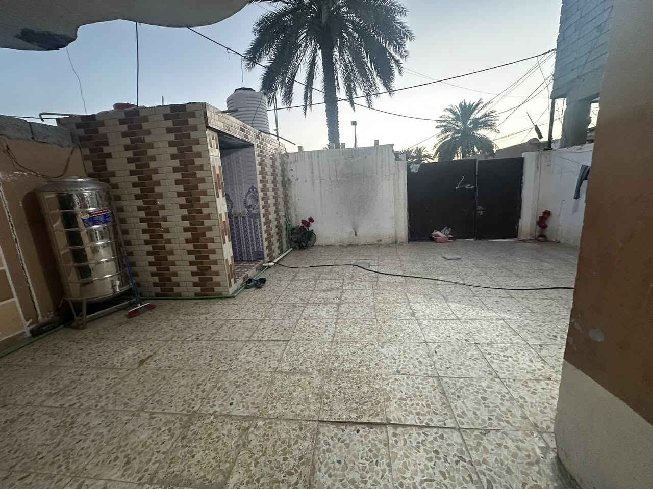 دار للبيع شارع الاطباء قرب فرن الصمون يحتوي ع
 غرفتين طابق ارضي +غرفه طابق ثاني للستفسار الاتصال علا رقم فقط ‭0773 653 1366‬
