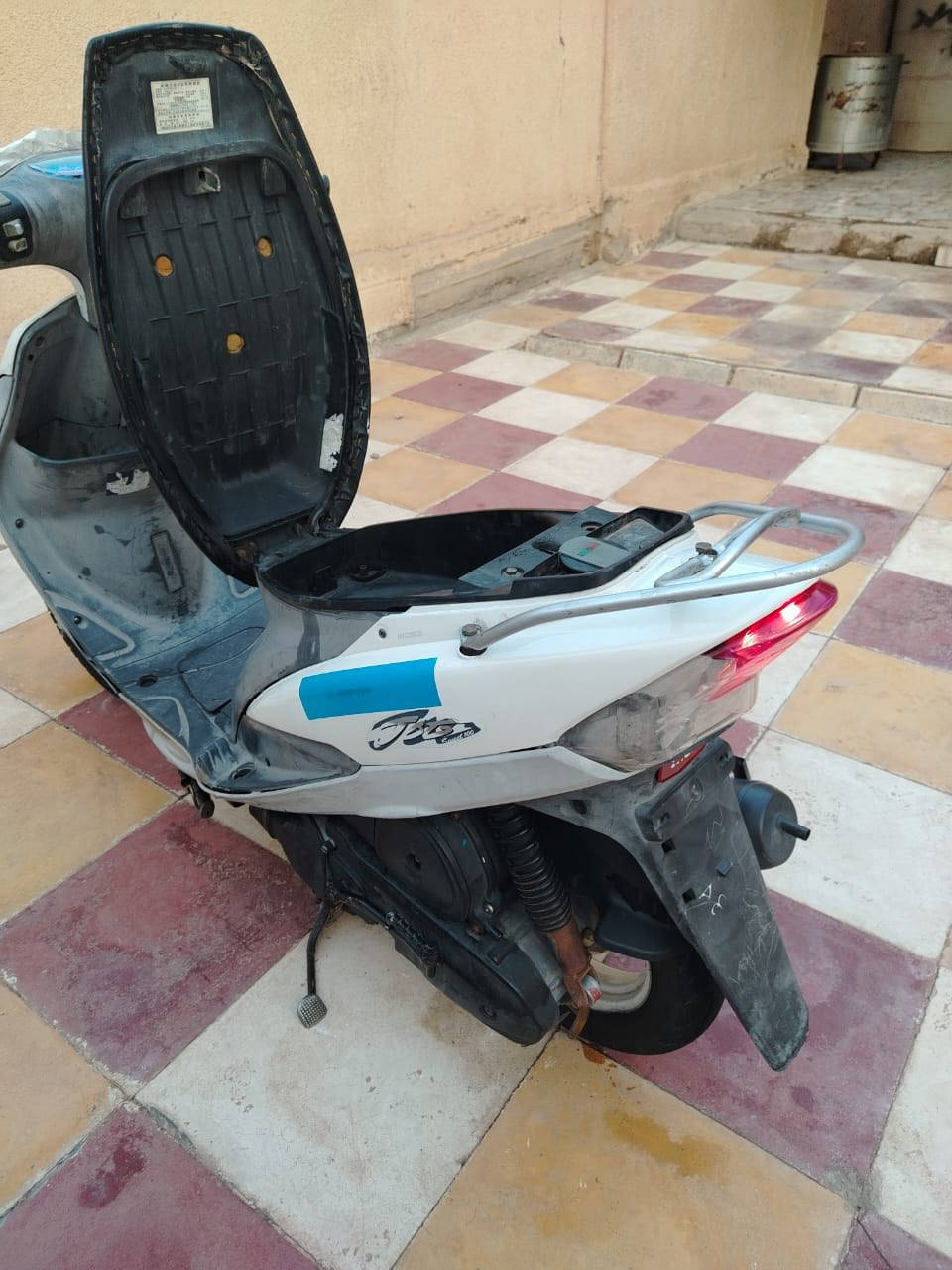 ماكس للبيع كامله ما عوزه كلشي شغال سلف هندر اشاير بك لايت  لايت كدام زنون ١٢٠v
دراجه مفتوحه بس كور ما مفتوح لا بوشه ولا بستم رايده ب٦٥٠ وبيه مجال للشراي خابرني فقط او علق ***********
