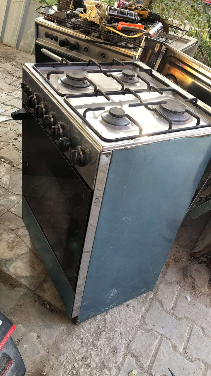 بعده بترابه حجي السلام عليكم طباخ اربع عيون مصري باب اول باله باله وليس مستخدم شغال كله ***********
