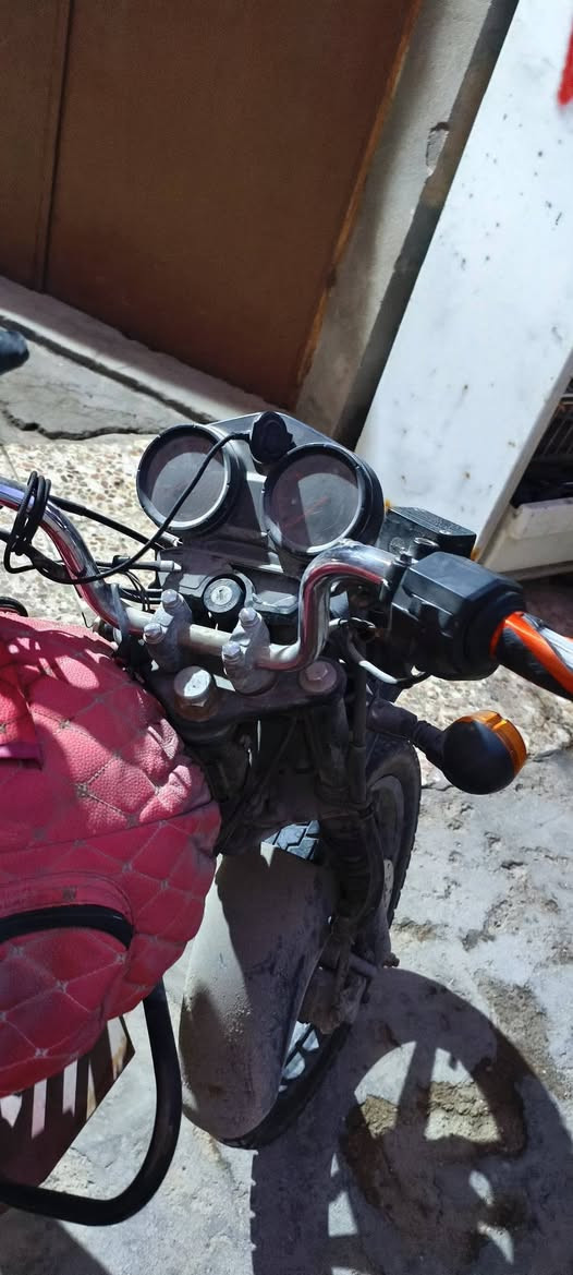 بوكسر جبلي موديل 22
سنوية بأسمي بس استلام لوحات

محرك اول ما بخر جفتتها وجنت كلش مداريها بالدهن قبل لاتگوم كلة اصلي ابو 15 و 18 الف

بس هسة هملتها لأن صار عندي ظرف وما اتفرغت الها واحتاجيت فلوس وعرضتها

بيها سبرنك بريك خلفي وظفيرة صاير بيها طبك بسيط يعني تشتغل گبل بدون سويج 
والباتري طايح 
وهاي باقي التفاصيل بالصور انت شوفها

السعر خاص
واتس اب ***********
