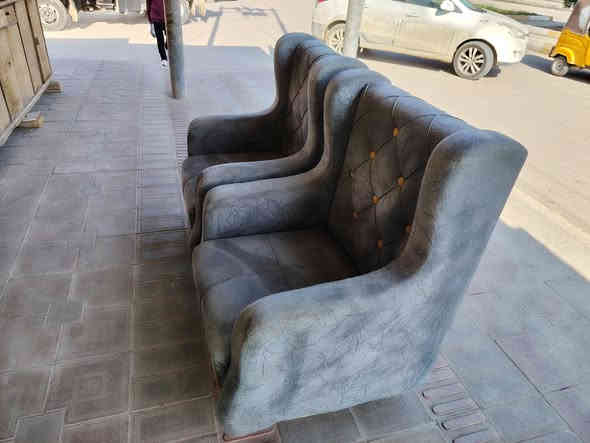 كراسي تخم مستعملات للبيع سعرهن 25 العنوان الحمزه الغربي. الجمعية ***********
