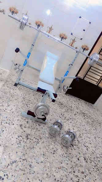 مصطبه متعدده مع شفت اولمبي مع وزن 60 كيلو مع دنبلاصات 40 كيلو مع اوزان المجموع 125 كيلو بغداد الشعب ***********
