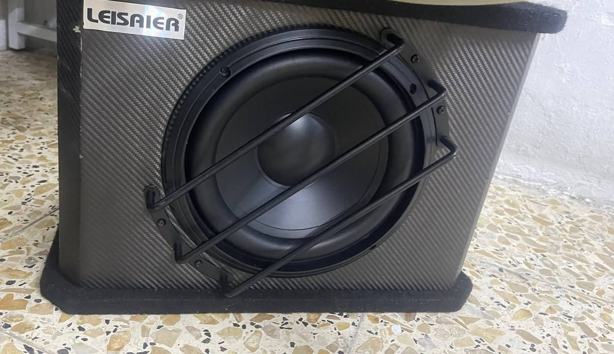 للبيع الجهازين غير مستخدم
الاول Elite series 

النوع: Powered Subwoofer (يأتي بمضخم صوت داخلي مدمج بوشم MOSFET، لا يحتاج لأمبير خارجي

الحجم 10 إنش (SLIM10)

1000 واط Max (و 500 واط RMS

صميم نحيف (Slim / Low Profile) لا يأخذ مساحة في السيارة غالباً مكانه تحت المقعدين الاماميه للسياره 

 يحتوي على فلاتر مدمجة للتحكم بالصوت (Low Pass Filter) وميزة تضخيم البيس (Bass Boost)

الجهاز الثاني LEISAIER

التصميم الخارجي: بوكس خشبي مغلف بكاربون فايبر (Carbon Fiber style wrap) مع حواف شامواه/قماش سوداء لحمايته ومظهره الرياضي

الحماية: مزود بقضبان حماية حديدية (Grill Bars) لحماية رقاقة الصوت (Cone) من الصدمات داخل الصندوق الخلفي للسيارة

مكان بغداد ويتوفر توصيل داخل بغداد

***********
