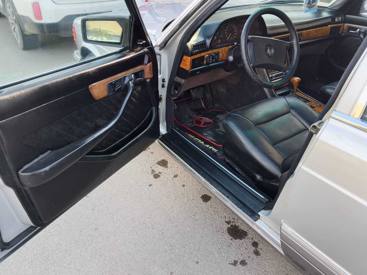 ألسلام عليكم مارسدس جامبو رقم بغداد انكليزي  محرك و كير SE300 ✈️الشكل الخارجي شرط احلا من الصور مواصفاته دبل فيت بم دبل مروحه استيرن كهرباء يصعد ينزل كشنات كهرباء ثلاثت وضعيات فتحة سقف جام كهرباء سنتر لوك السياره جاهزه متعوب علها كلش مال جناي موديل ٨٩ السياره دينار ما تصرف علها (غرفتها ١٠٠/٩٨ جديده) العنوان موصل حي الصديق  السعر (٨٤) اتصل 📞***********
