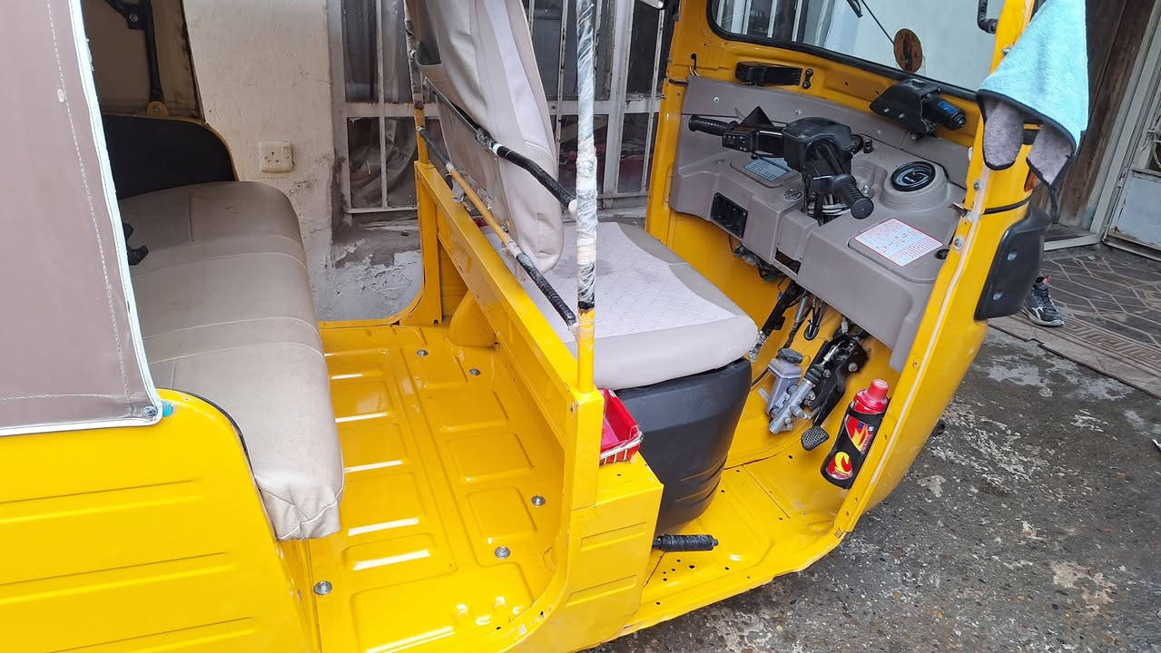 السلام عليكم تكتك ٢٠٢٠ بس مسجله بل سنويا ٢٠١٩ السنويا جديدة والهزه جديده رقم الماني  تحويل ثاني يوم شباب التكتك بلاديا برغي ممفتوح بيها لا من المكينه ولا من الكشر اسباين الشركه وياها وجك الشركه وياها متروكه جانت مماشيه بل شارع التكتك ماشيه 3000بس كفاله عامه من كلشي الرقم نينوى تحويل اي مكان تحب بغداد او خارج بغداد يدلل عليناالمشتري(بلاديا وين متحب جيك وين متريد وديها يم الفيتريه)السعر ثمانيه و400 وبيها مجال بسيط والشراي يتصل مكاني بغداد الجديده رقمي ***********
