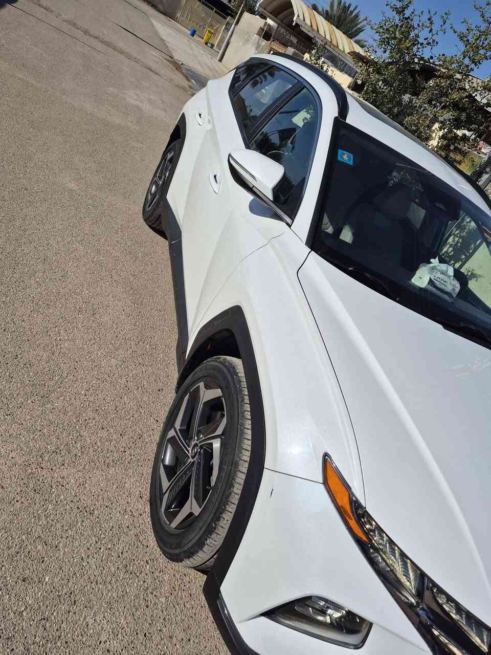 السلام عليكم
توسان وارد امريكي موديل ٢٢ للبيع 

صور الحادث مرفقة بدون دواخل بدون ايرباك حادث سطحي نفسه معدل ومصبوغ والجاملغ مبدل 

السيارة فول مواصفات 

محرك ٢٥٠٠ ,رادارات، جامات أوتو، توقف ذاتي، فتحة، كرسي كهرباء، الجنطة كهرباء، تشغيل عن بعد، ويل كروم ١٩، كشنات ،

جلد، داخل ابيض، وكراسي تدفئة وتبريد

تحديد مسار وتنبيه خروج عن المسار 

هاند بريك دكمة وبعد بيها مواصفات 

السيارة ارضيتها مدوشمة جلد 

السيارة رقم بغداد بأسمي 
باتري جديد تايرات بعدها جديدة 

سنوية ٢٠٢٩

السعر ٢٠٠ ورقة وبيها مجال بسيط 

الموقع بغداد جسر ديالى الجديد منطقة ٩ نيسان 

للتواصل ***********
