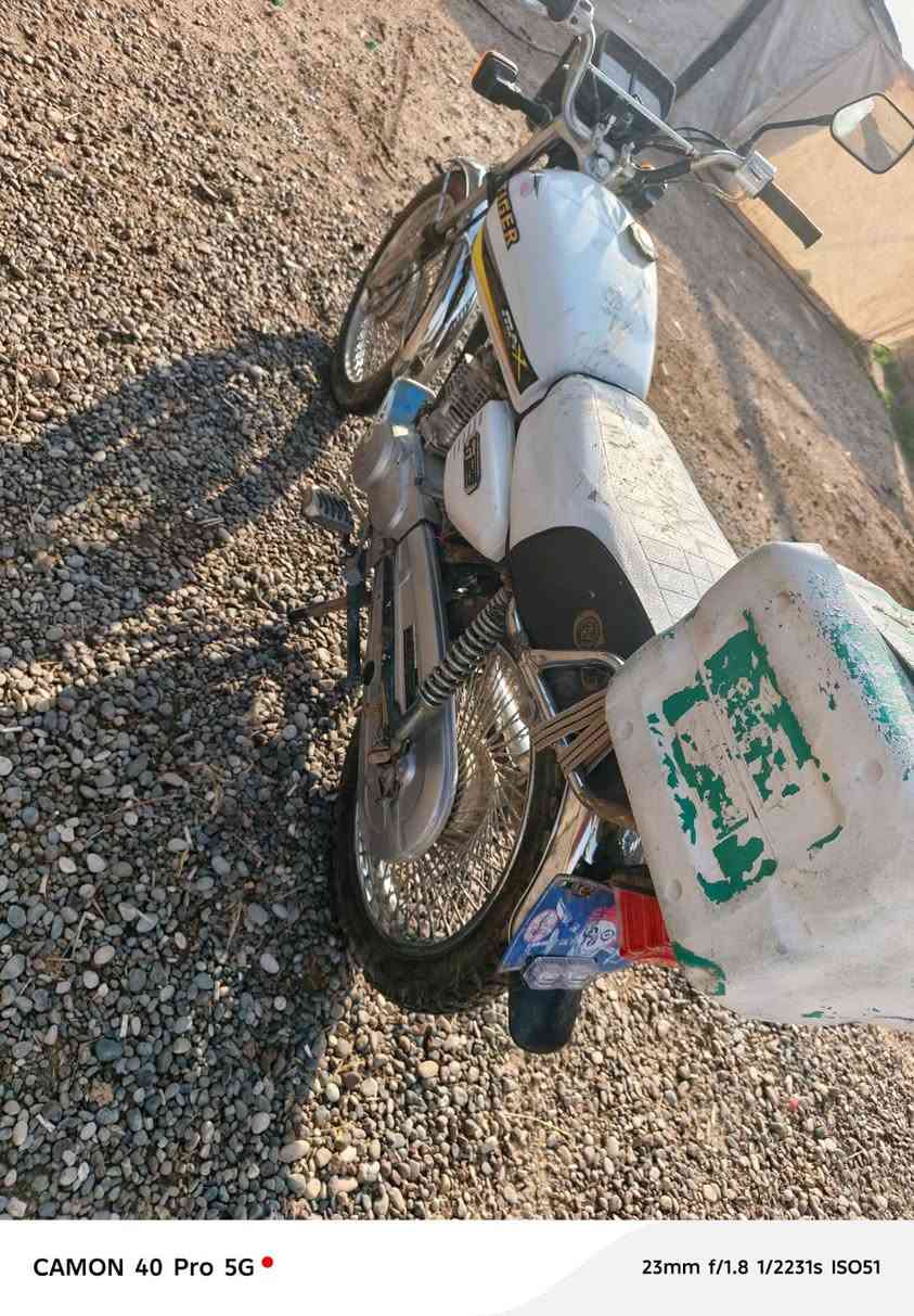 دراجه للبيع فول مواصفات كهربائيات كلها شغاله اشاير لايت +بگ لايت هورن كلو جديد تايرات وچوابه +وياله كلو اصلي وجديد تاخذها شرط بيها شي خليها يمك وتجي تاخذ فلوسك سعرها 400قفل قفل وترهم مراس بستوته وذا نضيفه انطي فرق ***********بس رمش بي واتساب
