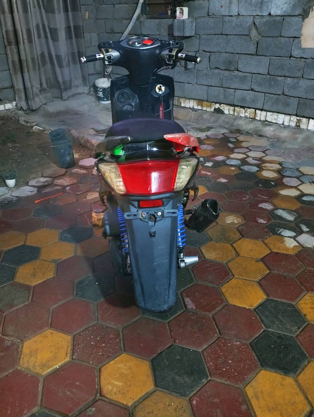 السلام عليكم سكنس نوزل ياباني  للبيع مكينه مفتوحه اول مره تنفتح دراجه بيه تزويد//
 يدات بريك اصلي ذهبي 
 يدات سكليتر رياضي ذهبي 
قبق فلاوين ذهبي
 خرز ليموسي9 غرام شلعه معدل تشك الكاع معدله يعبر 100 
صالنصه كاربون فايبر صوته رياضي وعالي وانطيك وياها الصالصنه البلاديه مالته 
كلج خلفي جديد تفصيخ اصلي مال حاويه  أخذته ب 50 الف //
 
كهربائيات كله شغاله سلف جبير 4 فحمات بلادي  وهندر  لايت عالي وناصي رماش زنون واصفر اشاير لد لون ابيض  قويات اشاير هورن بيه رباعيه قفل ستيرن وقفل جوزه للعلم الدهن مالته كله امزويل والوصولات موجوده النقص الي بيه تريشه وقفل الجنطه يشكل مرات فقط 
 سعر الدراجه 550 وبيه مجال مكاني ناصرية مركز مراوس مارواس فقط بيع 7806138887بي واتساب