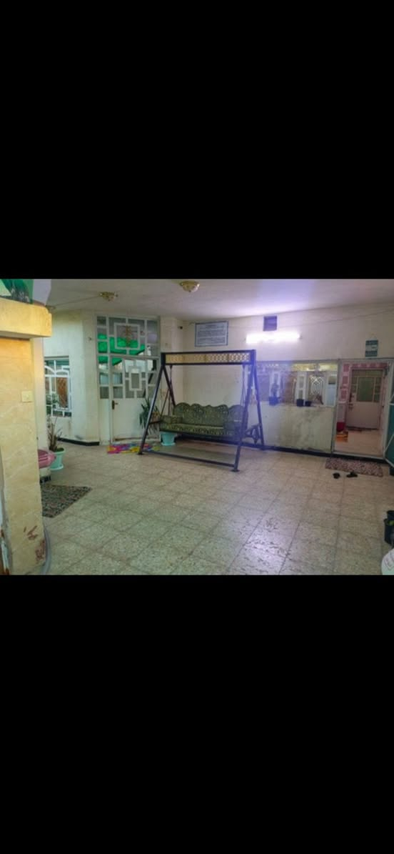 سلام عليكم بيت مساحته 200 متر طابو صرف بسمي مكانه بمنطقة ال7000 مقابيل المركز موقعه حلو البيت يتكون من استقبال و مطبخ و حولي و غرفتين نوم و حمام و مرافق معزولات بيت نضيف سطح اشتايكر مخزن اغراض بسطح رقمي *********** سعره ب110 و بي مجال
