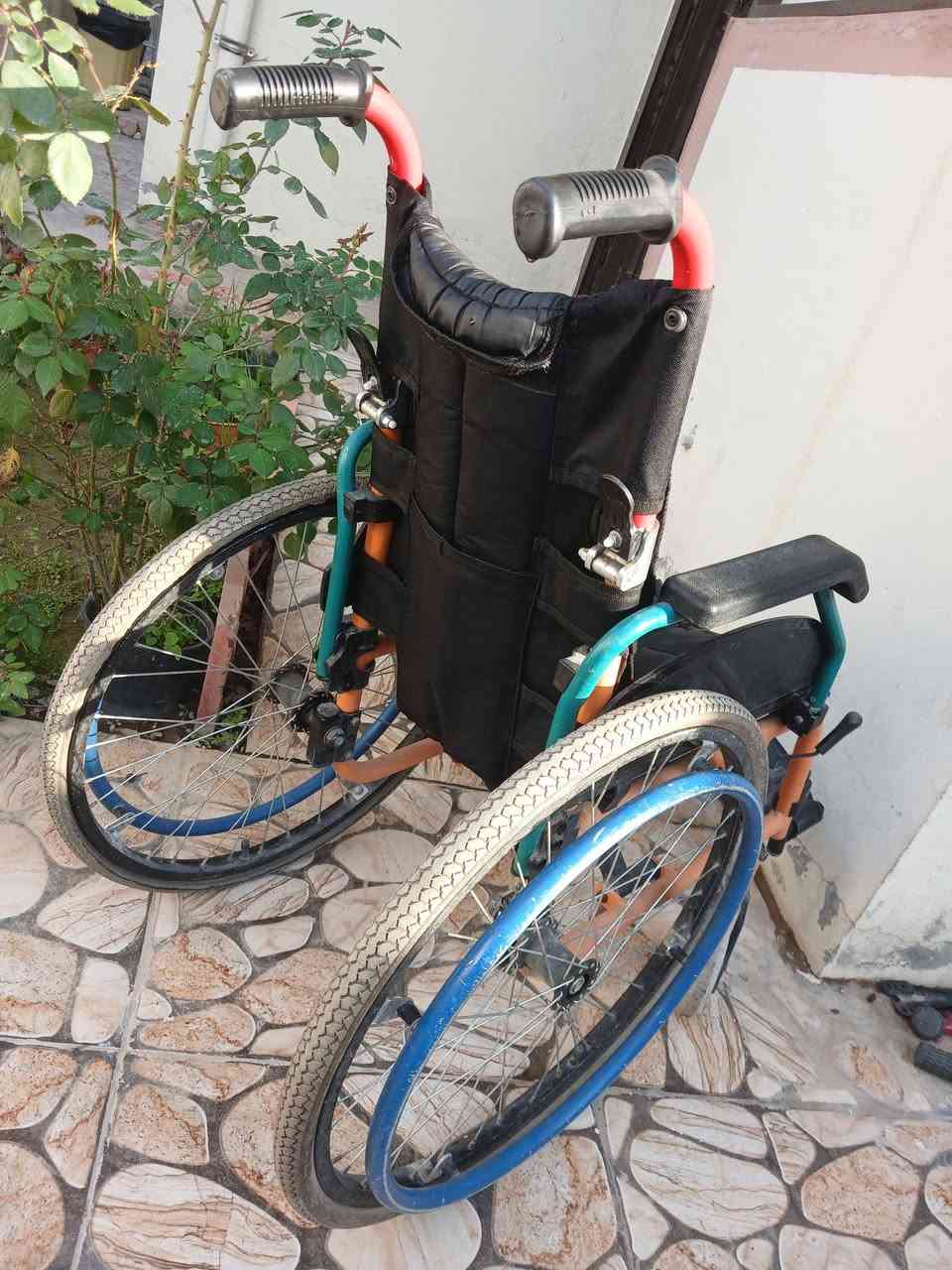 كرسي متحرك للبيع عرض المقعد ٣٣سم للاتصال *********** مكان كركوك
