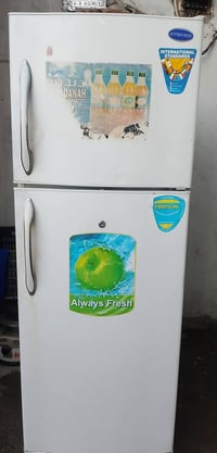 ثلاجة كبيرة • نظيفة • حي نزال شارع السد