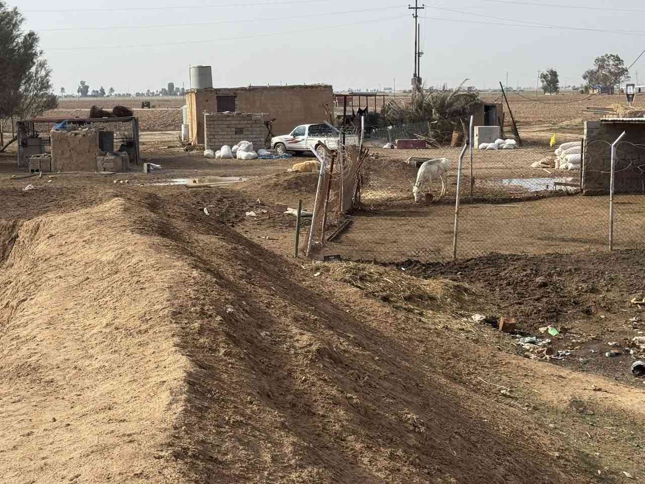 السلام عليكم ارض للبيع طابو زراعي 30 دونم 8 طابو زراعي و23 زراعي شرط التحويل بيها بير وخط كهرباء وبير وغرف وحوض سمك الأرض فارغه مكان قريب على عرب الخزيفي العلم صلاح الدين الشراي يتصل ***********
