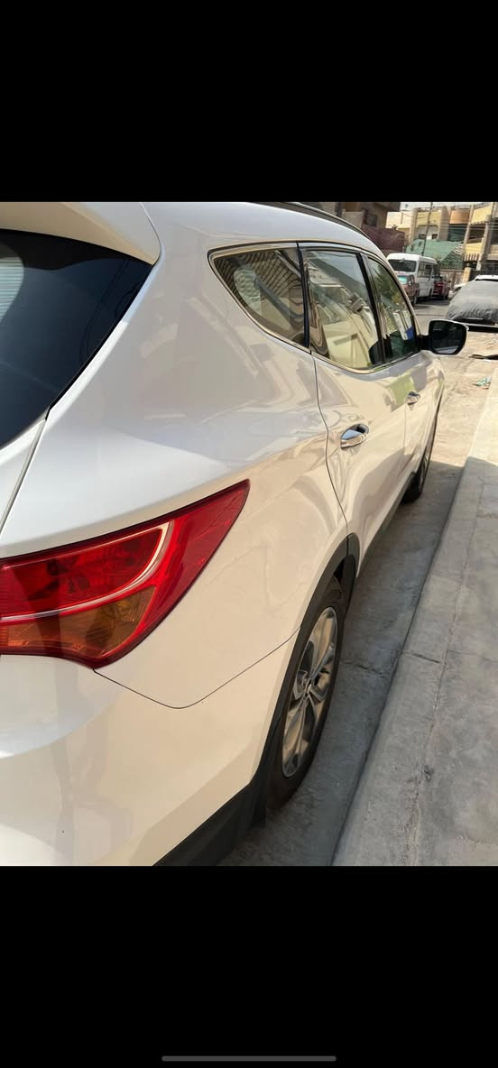 السلام عليكم
سنتافي 2014 خليجي 
7 راكب 
6 سلندر 3.3
سيارة ماشية 70 الف فقط
السعر 190 
للاستفسار ***********
