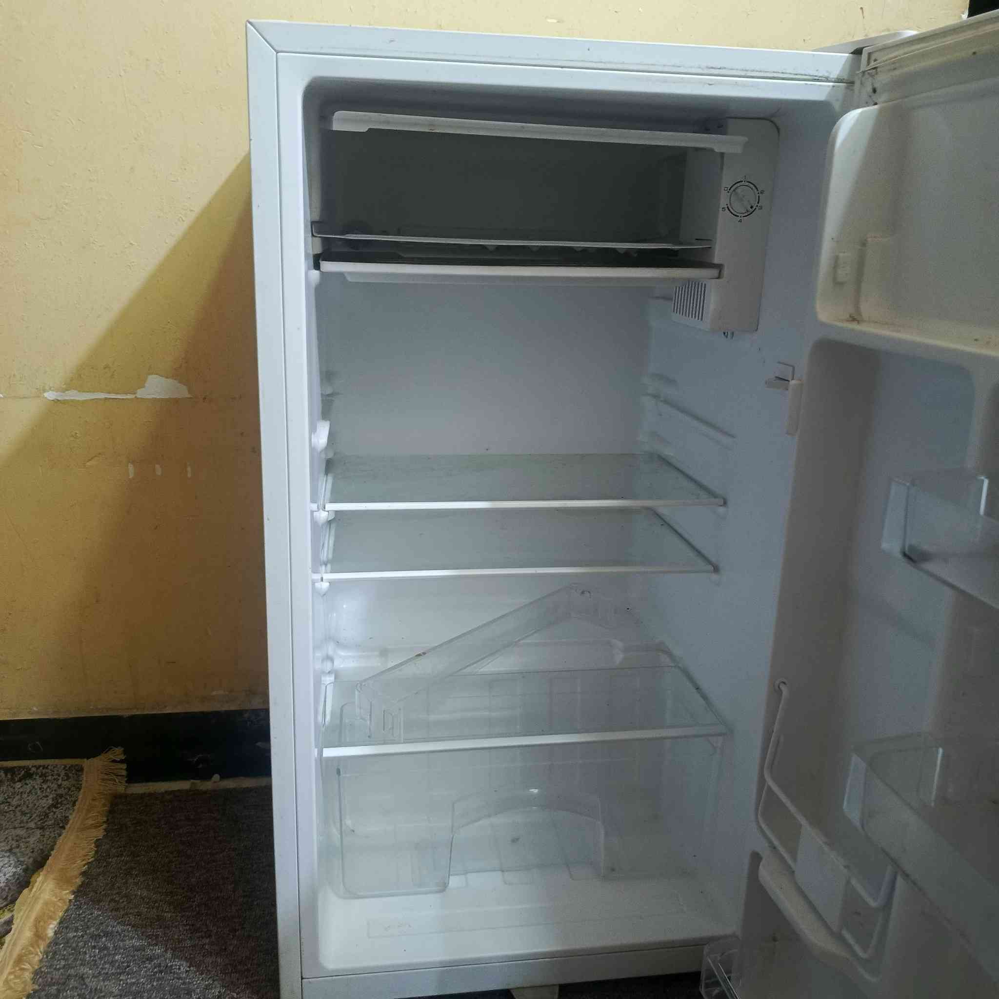 ثلاجه للبيع بعدها كارتون الله شاهد ب ٨٠ وبيها مجال مكاني ذي قار مركز ***********
