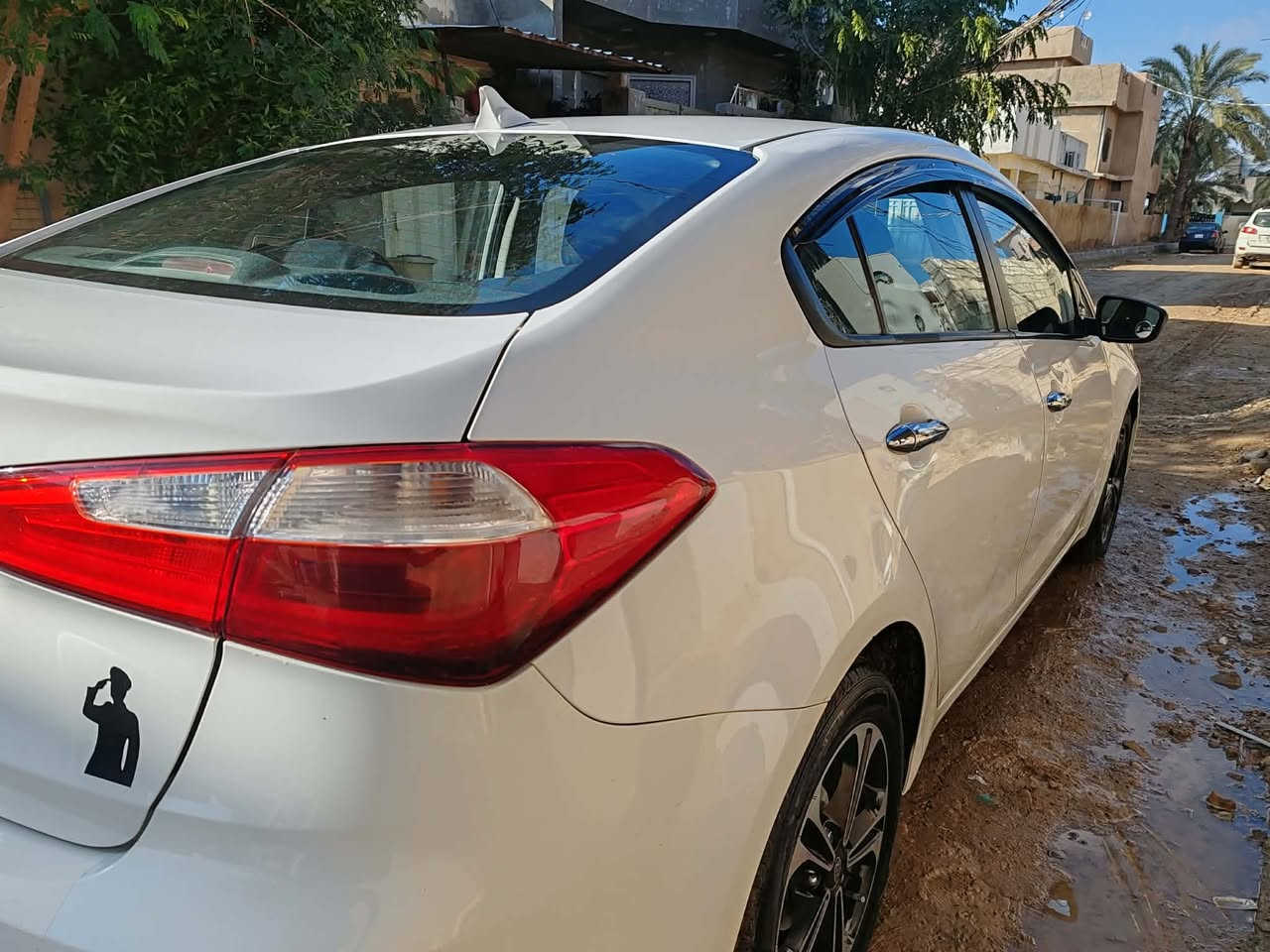 سلام عليكم ..
سيراتو 14 خليجي بسمنا 
سيارة نضيفة جدا 
كير مكينة مكفول تخم تاير 
سونار مرفق البنيد فابلون غير مصبوغ 
السيارة بدون صبغ عدا التكحيل الموضح بالسونار فقط
سعر 123 بيها مجال قليل
مكان ناحية السلام طريق دلي عباس 
***********
