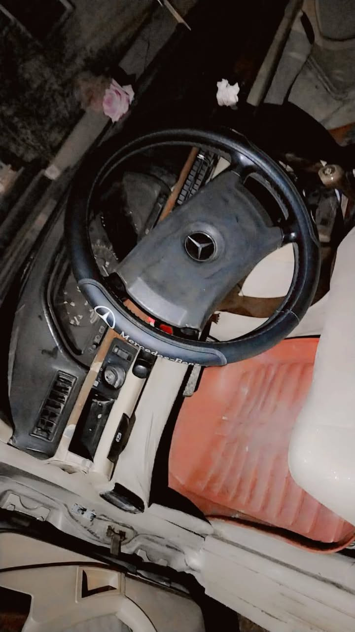 سيارة مرسيدس للبيع محرك بطه وكير سيارة نظيفه وجاهزة ورقم انكليزي وسنويه جديده  من كلشي واحلى من الصور السعر 38ورقه وبيه مجال حك الكروه للشراي ويدلل العنوان نجف شارع الغدير قرب دائرة النزاهه رقم الموبايل ***********
