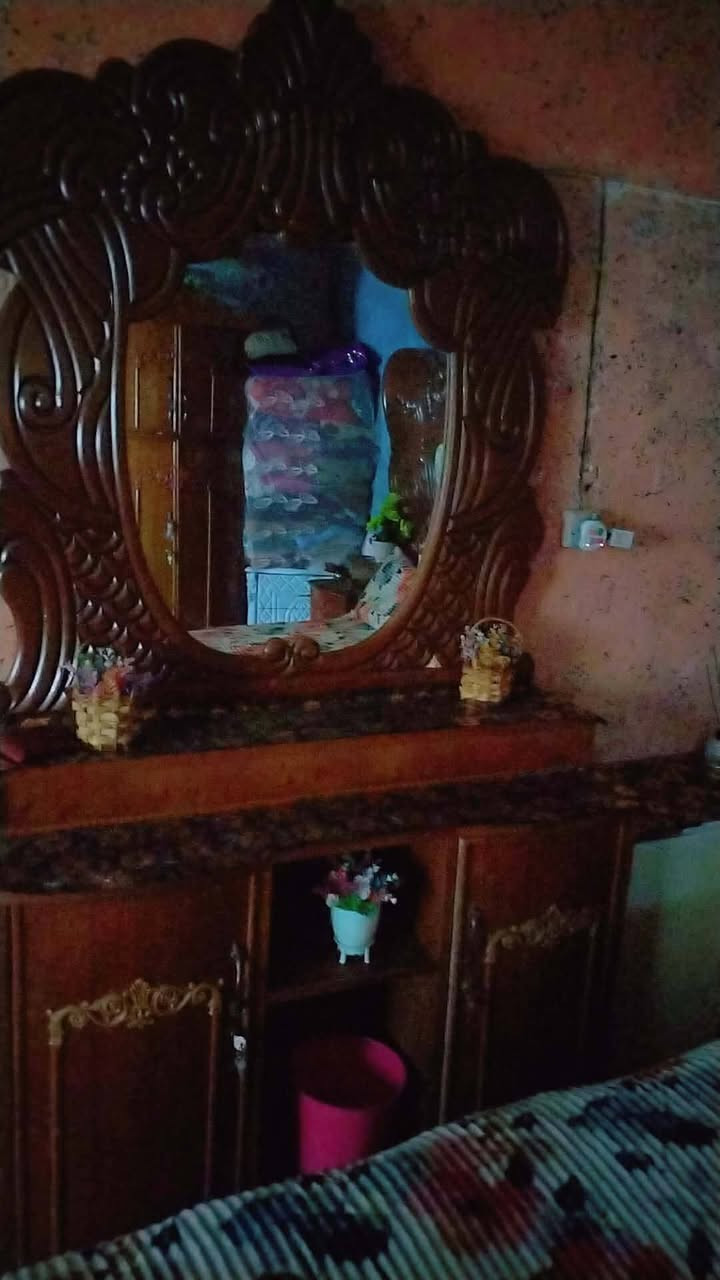 للبيع قرفه نضيفه وحلوه مابيه اي كسر سعر ٥٥٠ مكان غزاليه هاتف ***********
