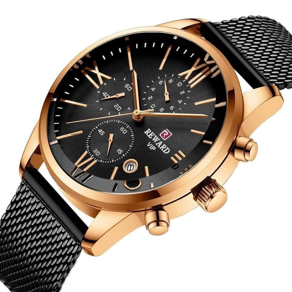 الماركة (Brand)
​الاسم: REWARD (موديل VIP كما هو موضح على الميناء).
​المواصفات والتصميم (Specifications & Design)
​الهيكل (Case): مصنوع من الفولاذ المقاوم للصدأ ومطلي باللون الذهبي الوردي (Rose Gold) اللامع.
​الميناء (Dial): يأتي باللون الأسود غير اللامع (Matte Black)، مع علامات ساعات تجمع بين المؤشرات الخطية والأرقام الرومانية (مثل الرقم IX و XII و VI) باللون الذهبي الوردي.
​الحزام (Strap): حزام معدني شبكي (Mesh Band) باللون الأسود، يتميز بالأناقة وسهولة الضبط.
​العقارب: عقارب نحيفة ومضيئة جزئياً باللون الذهبي الوردي لتتناسق مع الهيكل.
​الوظائف والميزات الظاهرة (Features)
​كرونوغراف / عدادات فرعية (Chronograph): تحتوي الساعة على ثلاثة عدادات فرعية داخلية لحساب الوقت (دقائق، ثوانٍ، وأجزاء من الثانية أو تنسيق 24 ساعة).
​نافذة التاريخ (Date Window): توجد نافذة دائرية صغيرة لعرض التاريخ 
​أزرار التحكم: تحتوي على التاج الرئيسي في المنتصف لضبط الوقت، يحيط به زرّان علوي وسفلي لتشغيل وإيقاف وإعادة ضبط العدادات الفرعية (الكرونوغراف).


**إذا كنت صاحب هذا الإعلان وتريد حذفه لأي سبب، رجاءا أرسل رسالة إلى الدعم الفني**