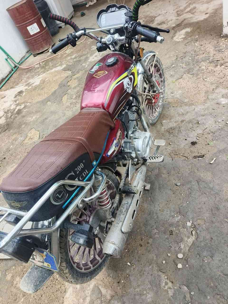 سلام عليكم
سيفان للبيع موديل 25 اوراق كامله دراجه شوفت عينك جديده ومكفوله بيها طعجه صغيره بتانكي دراجه وصخه ما مغسوله باتري جديد سلف هندر كهربائيات كلها شغاله 
العنوان ديالى الخالص رقم *********** راسلني خاص وتدلل
