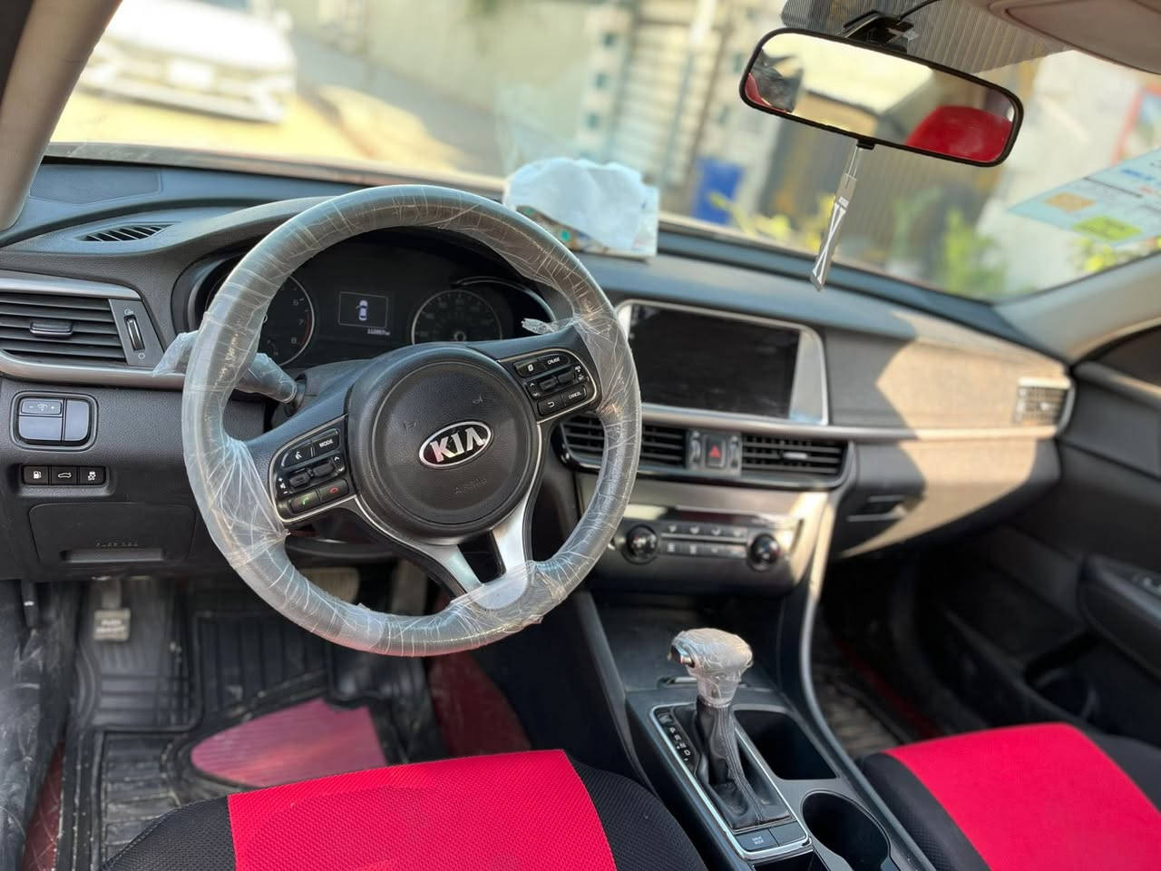 سلام عليكم للبيع كيه اوبتما مديل 2017 وراد امريكي
السياره جديده جديده تخم تاير حداديه كير مكينه عل فحص 
رقم اربيل بسم عربي تريد وكاله تريد تحويل ماكو مشكله 
السياره ماشيه 113 ميل 
مكينه ما مفتوحه 
السياره بيها قطعتين البنيد مبدل وباب بي صبغ بس صور الحادث موجوده بل منشور 
والسونار موجود 
السياره 126 وبيها مجال بصيط 

ما متواجد عل فيس 
***********
مكانها نجف
