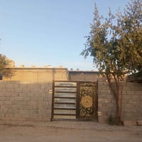 يوجد بيت في حي الخضراء بشارع عشرين قرب الشارع العام  البيت زراعي.  الم...