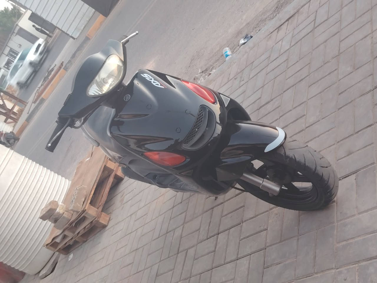 دراجه دولفين للبيع السعر ٦٥٠ وبيهه مجال الشراي يتصل عل *********** دراجه مامفتوحه عل البلاد كرهبايات شغاله سلف هندر مكينه ناعمه عدادات شغاله دراجه احله من الصوره واضع البلاد
