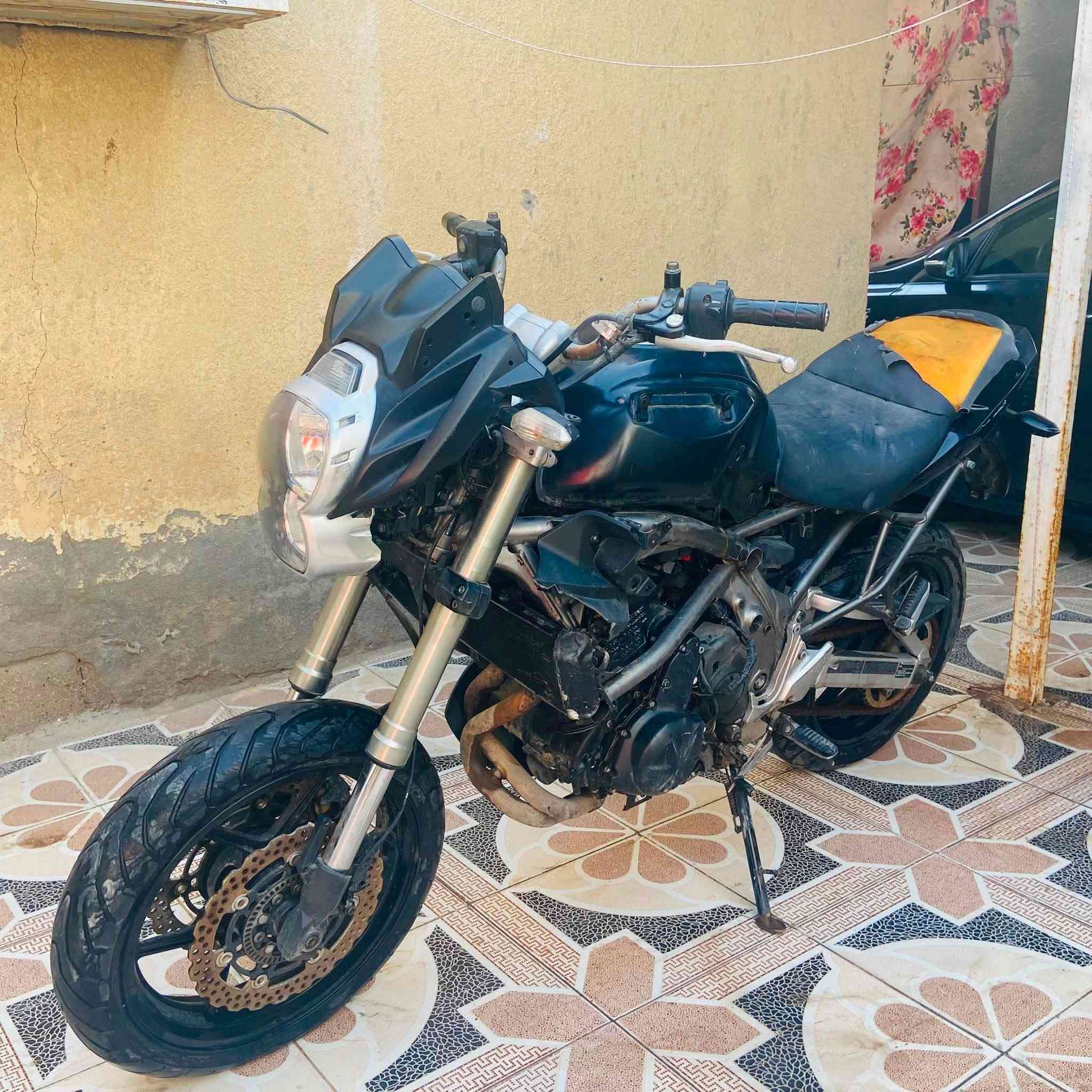 *للبيع: Kawasaki ER-6N * كاوسكي ER-6N ، الدراجة كلك ، بدون اوراق
*تفاصيل الدراجة* 
- *النوع*: Kawasaki ER-6N 
- *المحرك*: - 2 سلندر - تبريد مي 
- *الموديل*: تقريباً 2009-2011  
- *الحالة*: مشروع تصليح / قطع 
- *اللون*: اسود 
 
الملاحظات : الدراجه واكفه يرادلها باتري وقبق الملف ما كابس عدل الدهن ينزل منه بشكل بطيئ جداً والعتله مال الكلج مكسوره لكن موجوده ، كفراتها موجوده ضامها 
مناسبة جداً للي يريد يشدها او يريدها قطع غيار. كل شي بيها اصلي. 
 
*السعر : 10 اوراق  
*المكان*: البصرة ، الدير  
 
للجادين فقط. اتصال او واتساب: [***********] 
 
--- 
ملاحظة: صور حقيقية للدراجة. بيها مجال للشد وترجع وكالة ان شاء الله
