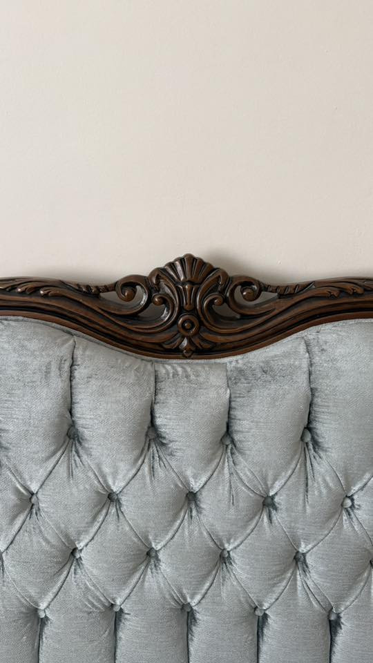 تخم للبيع
يتكون من عشر نفرات قنفات (2) 

وكراسي (4) 

مع طبلات وسيطة كبيرة وجانبية 2

ماخذي من هوم سنتر جديد وثكيل وضخم نظيف جدااا 

استفسار على السعر 

***********
