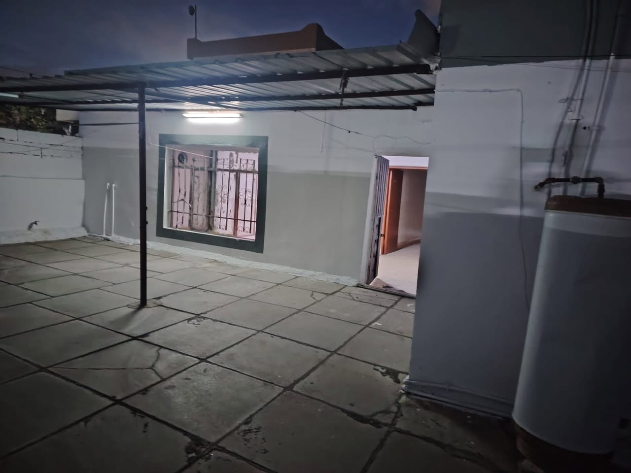 للإيجار طابق ثاني 150 متر فول جاهز  العنوان حي العسكري شارع ملا جمال قرب مدرسة زهرة الصباح 
‭0770 580 7849
