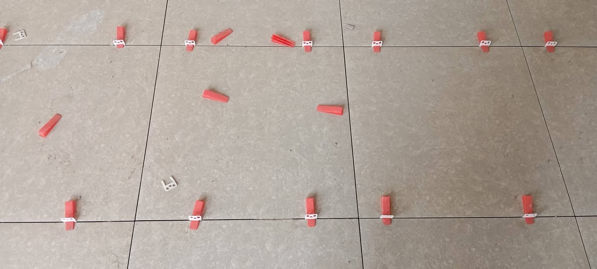 سلام عليكم خلفه سيراميك ارضيات جداري شقل درجه اولى شرط هاذه رقمي للتواصل ***********
