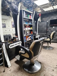 محل للبيع • فاترينا • مقاعد انتظار