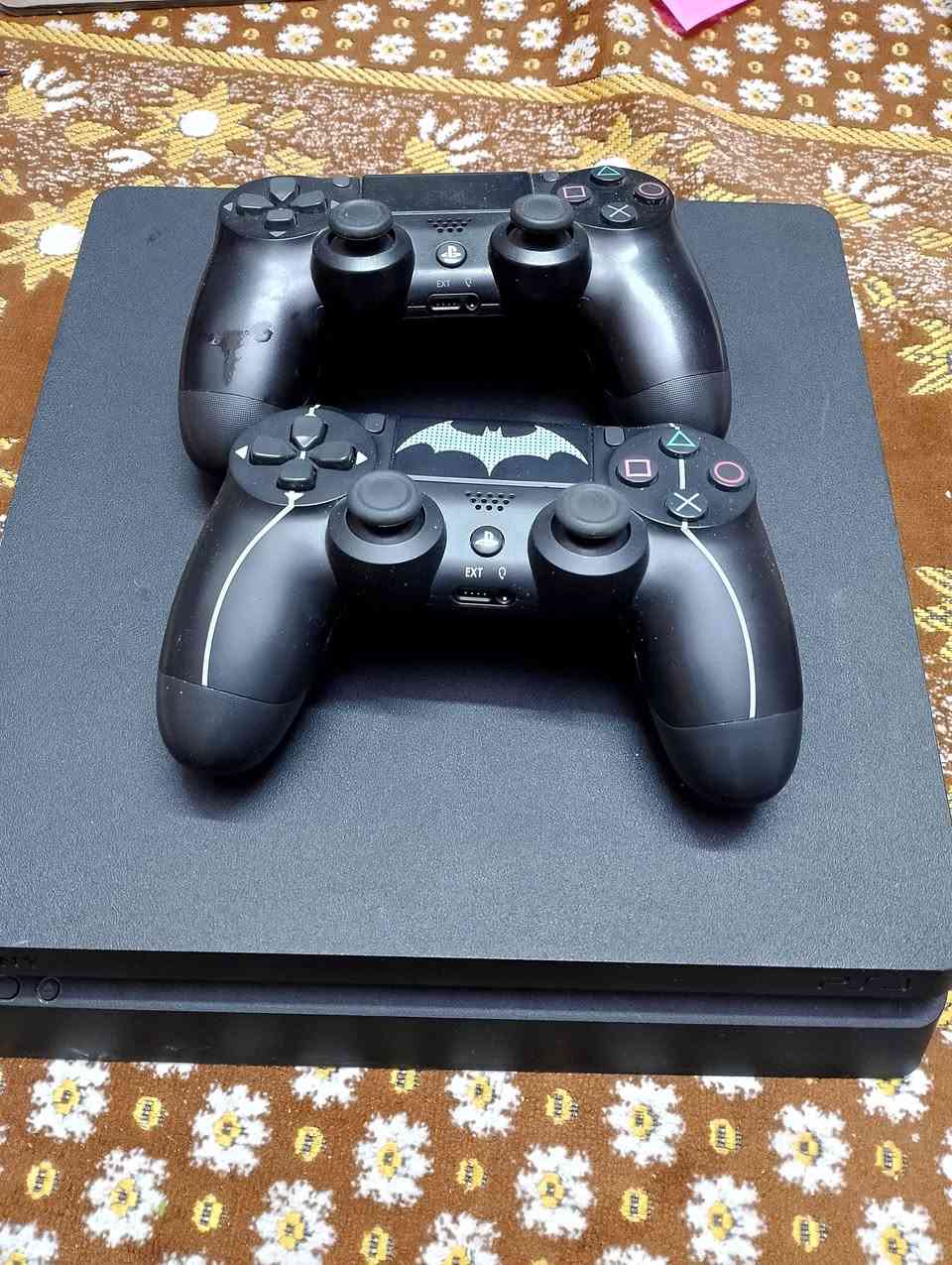 السلام عليكم. بلي فور سلم ذاكرة 512 مهكر. نظام 12.2
والله العظيم بلي نظيف كلش بشهر 2 اخذته لان سادس وماعندي مجال العب 
والله نظيف لوك ستيكر اخذته من يونس احمد نظيف وهو مضمون الشخص عذا والوصل ويا تاخذه. السعر 250 وبي مجال بسيط كلش. مكاني بغداد مدينة الصدر. راسلوني عالواتساب. ***********
