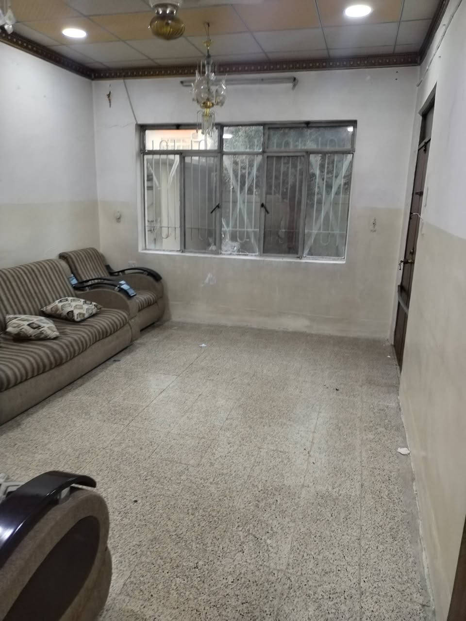 الموصل
للايجار دار في حي البلديات مساحه 220 م طابقين 6 غرف نوم يقع على شارعين. شارع امامي بعرض 15 م وشارع خلفي بعرض 12 م. قريب من سايدين طب الاسنان.
للاستفسار:مكتب اليوسف للعقار.
***********
***********
